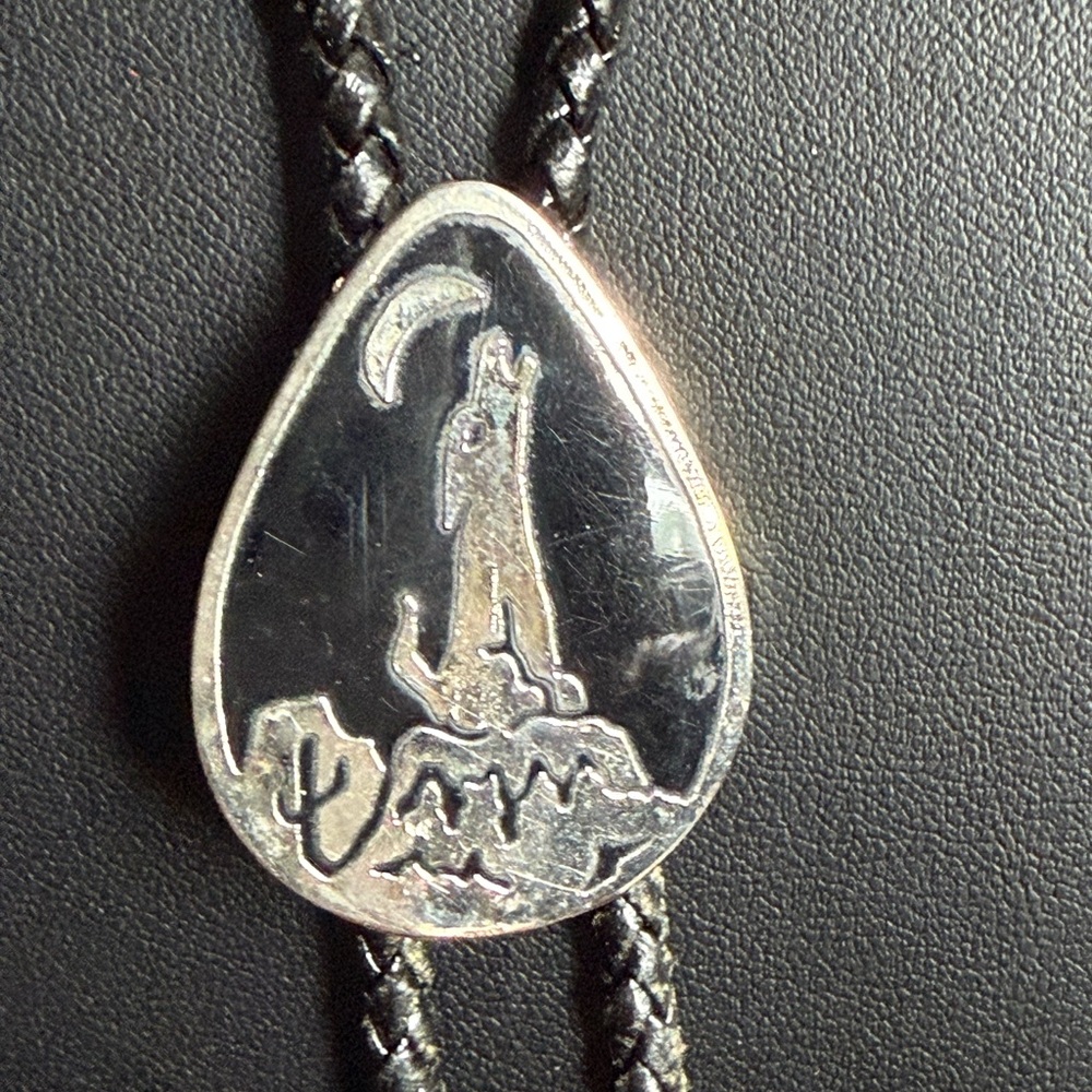 Silver Howling Wolf Western Unisex Bolo Tie